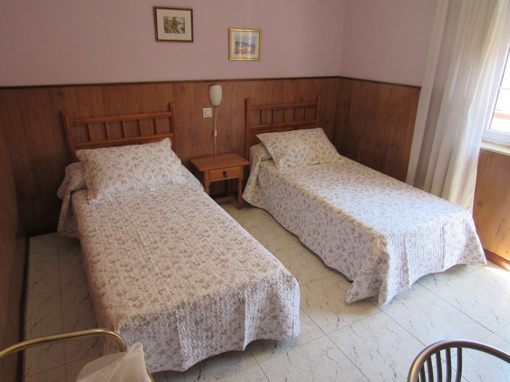 Hostal Restaurante El Abuelo Trobajo Del Camino Extérieur photo